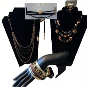 BUNDLE OF COSTUME JEWELRY IN BLACK AND TAN TONES